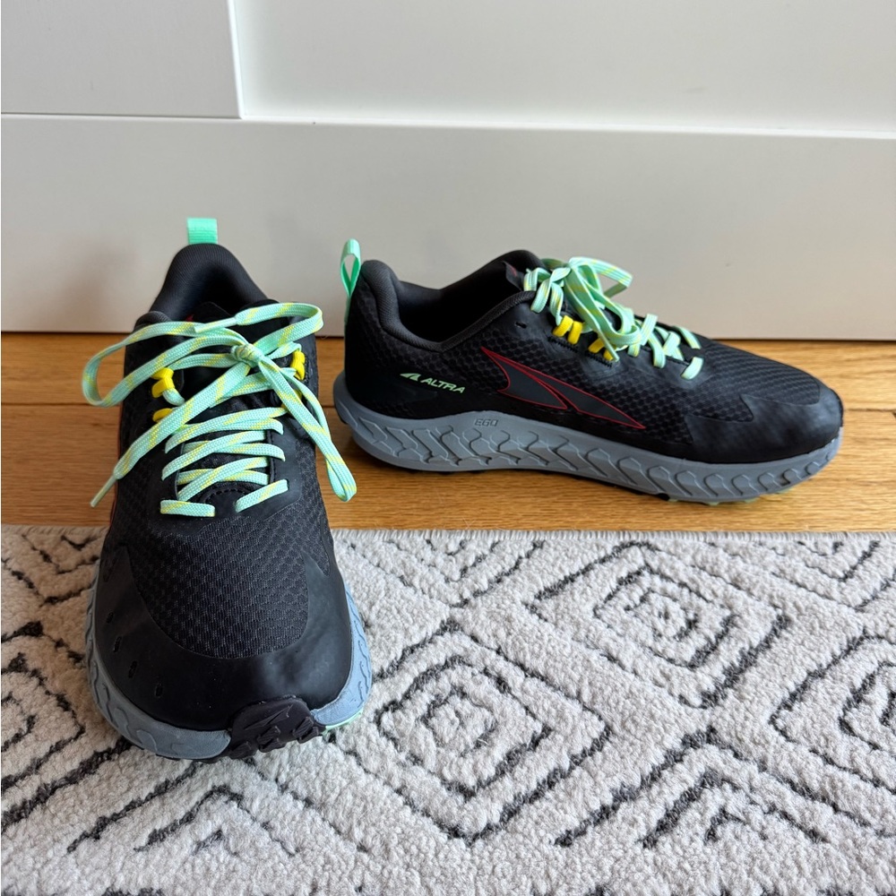 Altra Navy Blue Running Shoes with Mint Laces